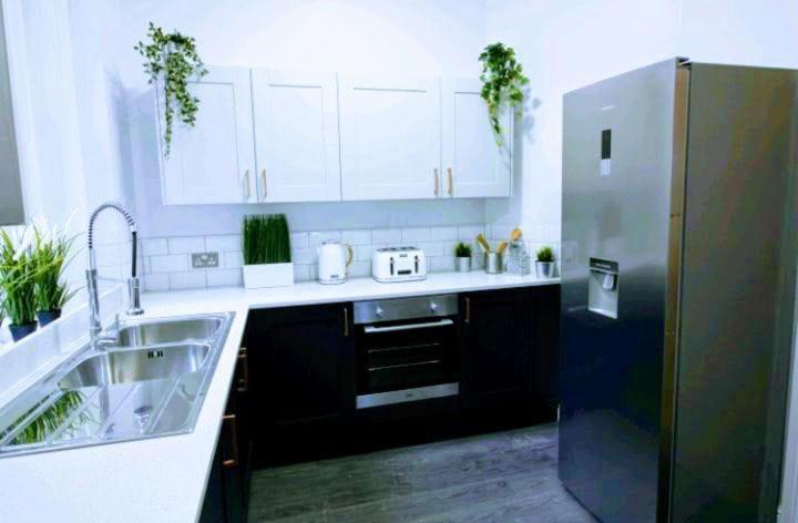 Darwin Stays - Service Accommodation In Newcastle Under Lyme City Centre Ngoại thất bức ảnh