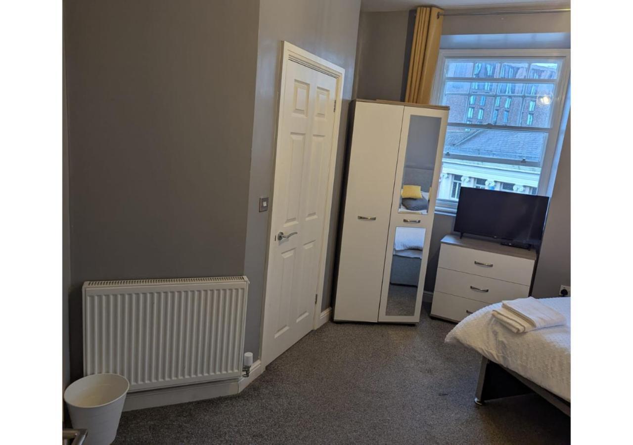 Darwin Stays - Service Accommodation In Newcastle Under Lyme City Centre Ngoại thất bức ảnh
