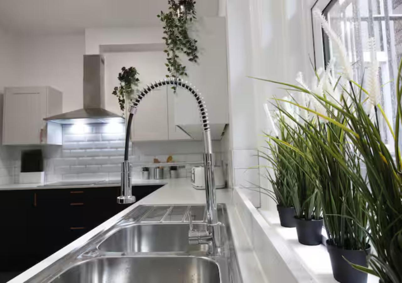 Darwin Stays - Service Accommodation In Newcastle Under Lyme City Centre Ngoại thất bức ảnh